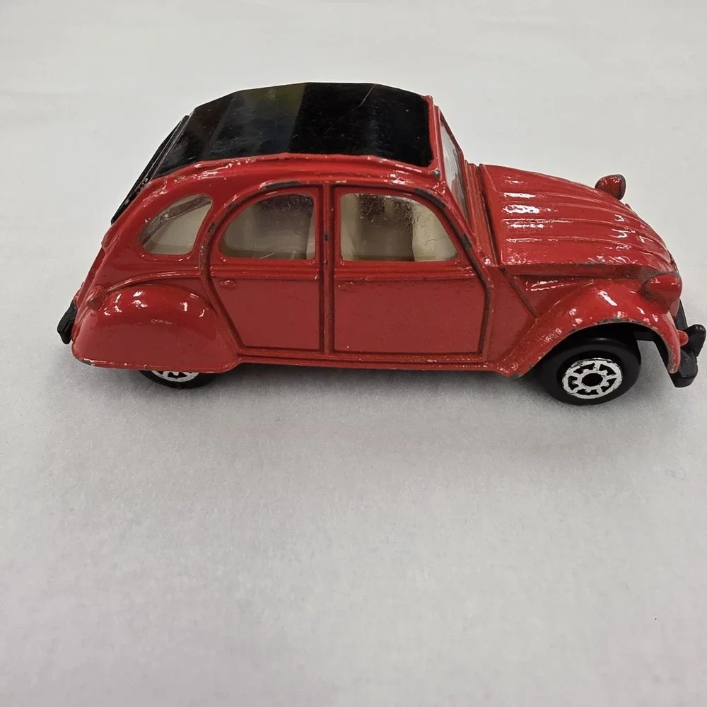 Matchbox Citroën 2CV 1:64 Diecast Car 1970 Red/Black Sunroof Vintage
